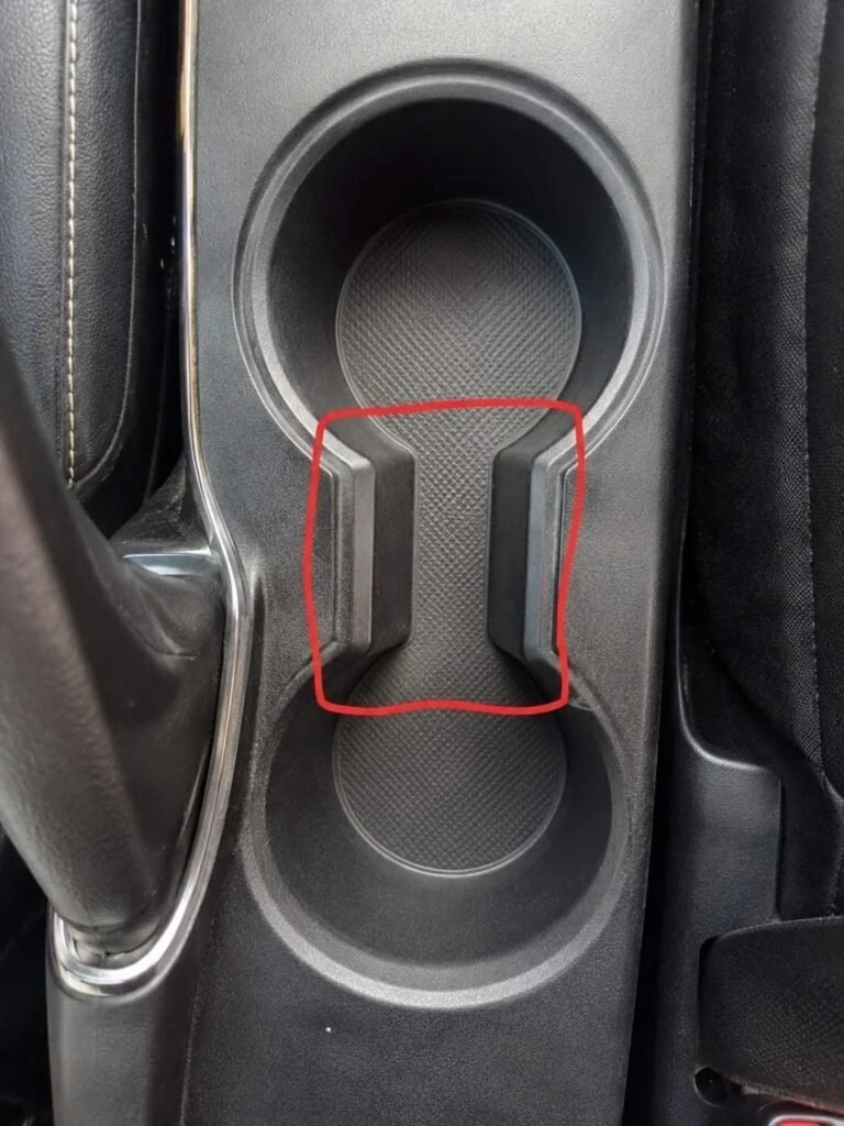 ¿Para qué sirve ese extraño espacio entre los portavasos del coche?….
